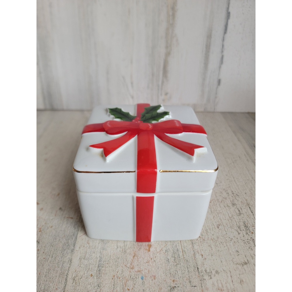 Mount Clemens pottery vintage ceramic gift box container bow mistletoe unique
